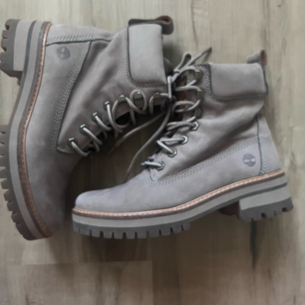 Women timberland boots. Size 6. Color: taupe